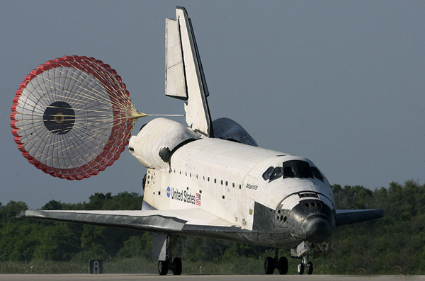 當(dāng)時時間5月26日上午8點48分,美國航天飛機“亞特蘭蒂斯”號順利降落在佛羅里達州肯尼迪航天中心。