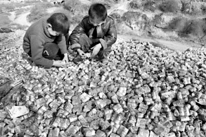 孩子們撿拾廢舊電池玩耍