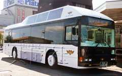 利用太陽光發(fā)電的未來型公交車從1日起開始在岡山市內(nèi)運行